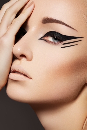 maquillage chat Glamourous closeup portrait de femme. Maquillage eyeliner sur les yeux du modèle